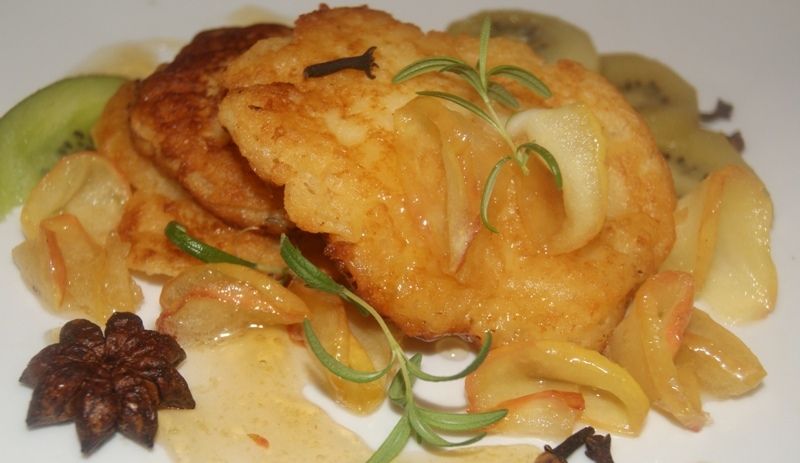 Racuchy z owocami  w miodowo-korzennym sosie