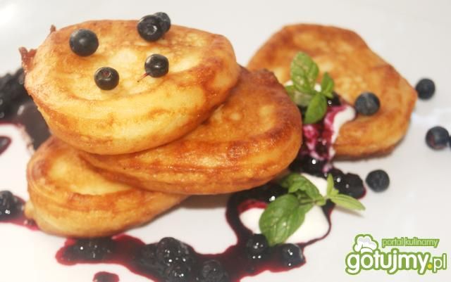 Racuchy z sosem jagodowym