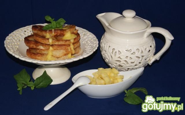 Racuchy z sosem-musem  ananasowym 