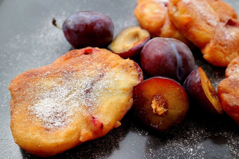 Racuchy z zsiadłego mleka ze śliwkami