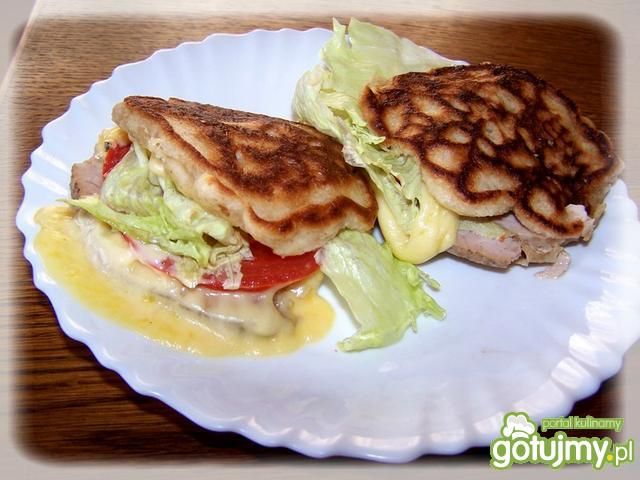 Racuchy zapiekane z serem i pieczenią.