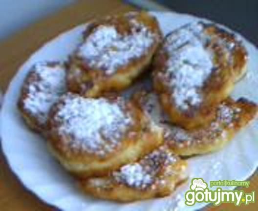 Racuszki drożdżowe z brzoskwiniami