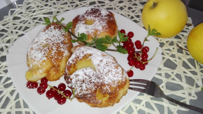 Racuszki drożdżowe z jabłkami