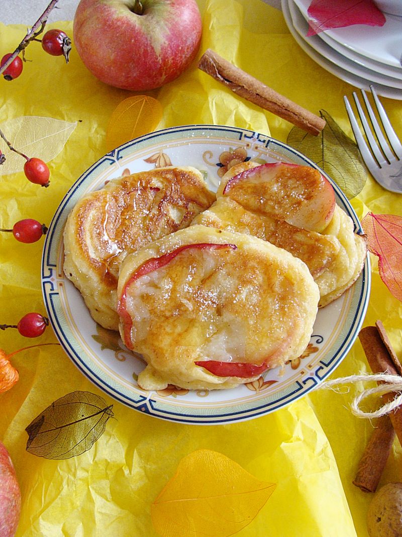 Racuszki drożdżowe z jabłkami i miodem
