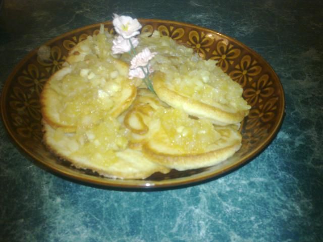 Racuszki drożdżowe z musem jabłkowym