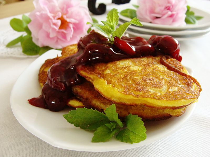 Racuszki kukurydziane z wiśniami Racuszki kukurydziane z wiśniami