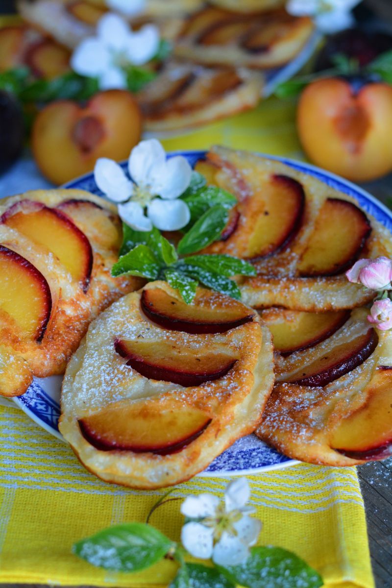 Racuszki na kefirze ze śliwką i nutą imbiru Racuszki na kefirze ze śliwką i nutą imbiru