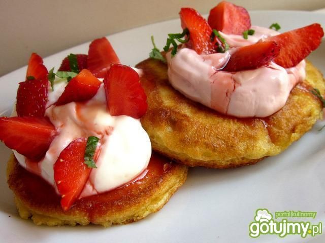 Racuszki na kwaśnym mleku z truskawkami Racuszki na kwaśnym mleku z truskawkami