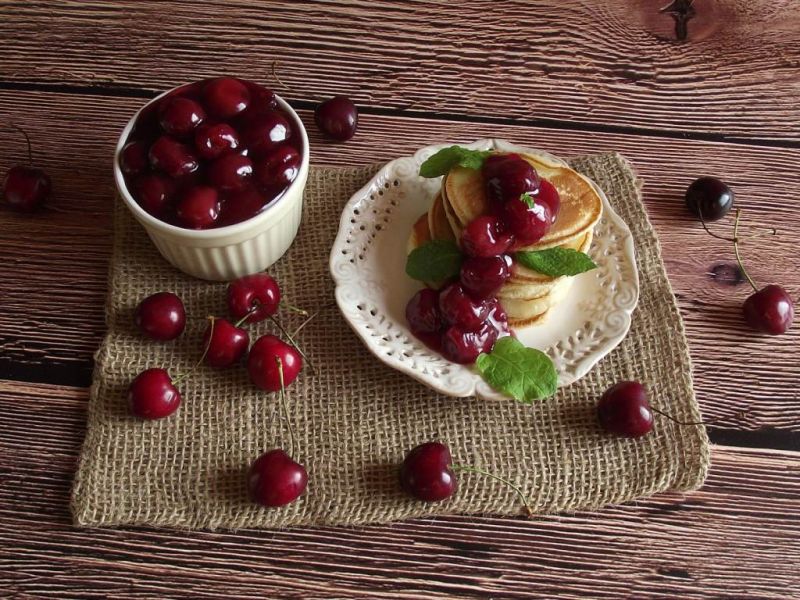 Racuszki z czereśniową frużeliną