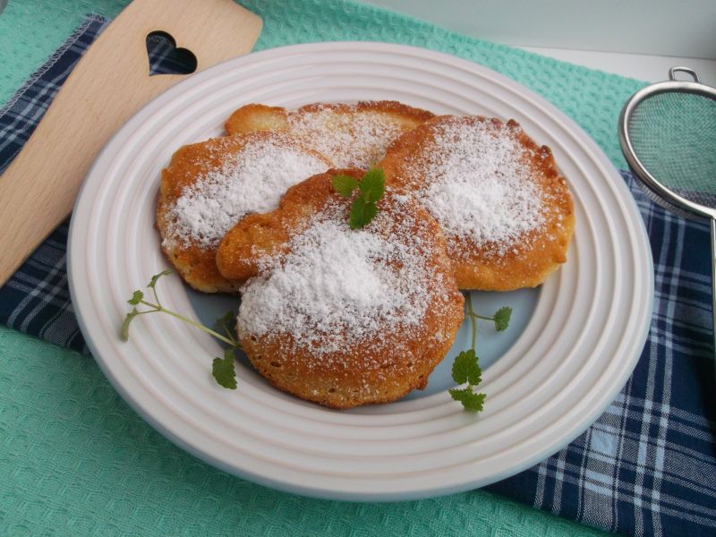 Racuszki z jabłkiem, kaszą manną i mąką krupczatką