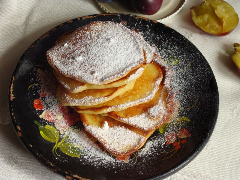 Racuszki z kwaśnego mleka i śliwek