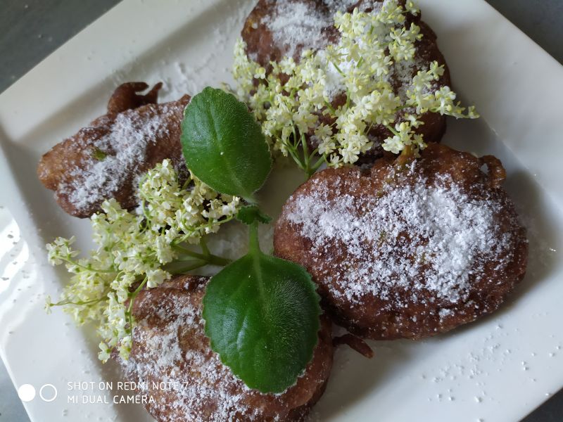 Racuszki z kwiatami bzu czarnego Racuszki z kwiatami bzu czarnego