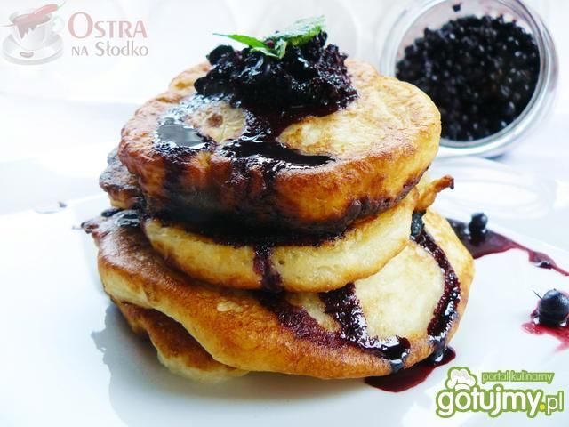 Racuszki z mleka w proszku z jagodami