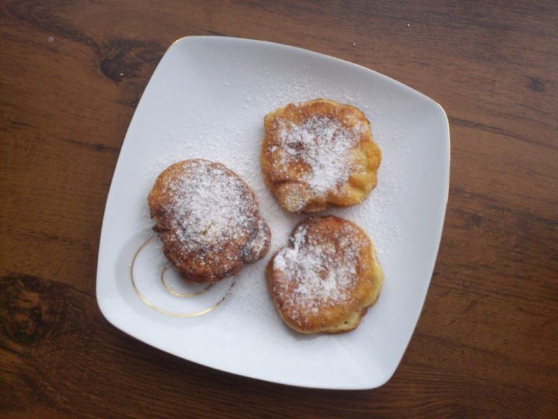 Racuszki z suszoną śliwką i jabłkiem Racuszki z suszoną śliwką i jabłkiem