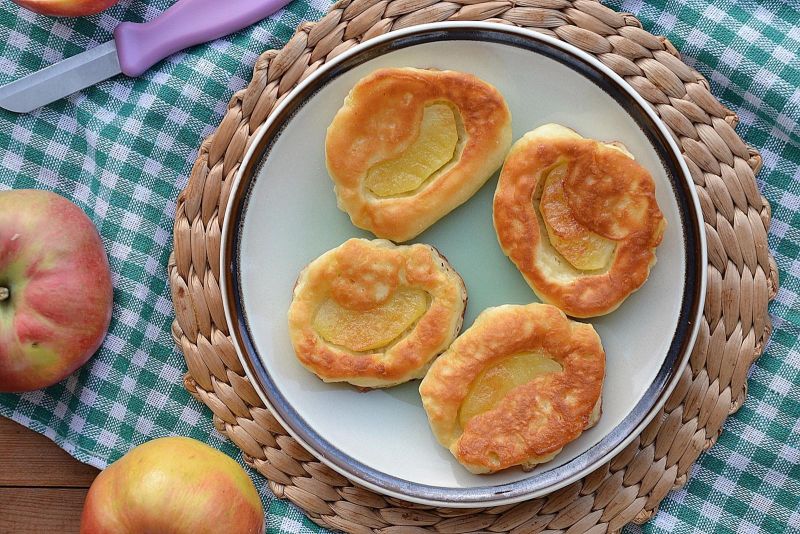 Racuszki z tartymi jabłkami Racuszki z tartymi jabłkami