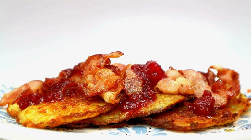 Raggmunk z boczkiem i borówką