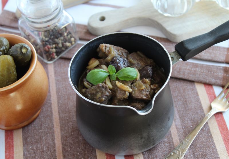 Ragoût z jelenia z jabłkiem i śliwkami