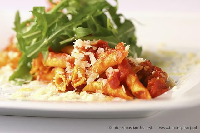 Raviglioni w pomidorach z białym winem