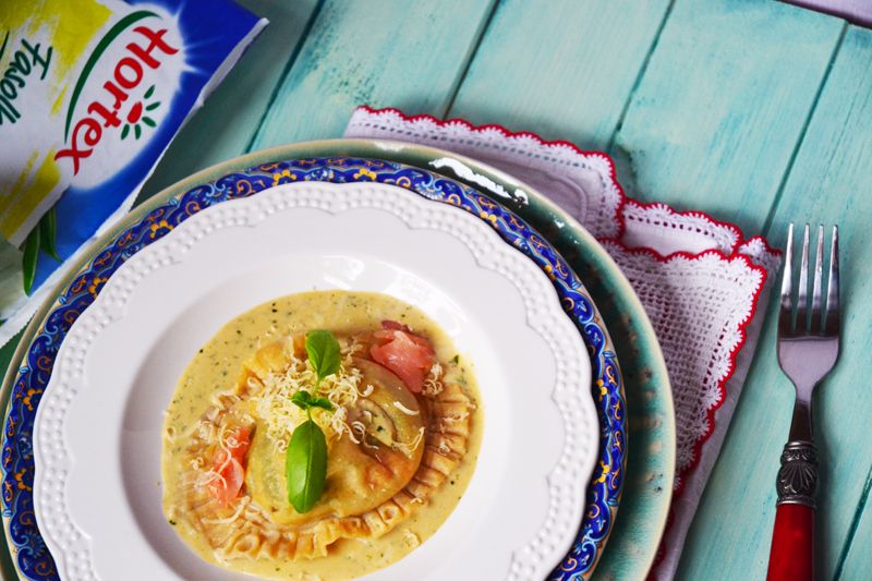 Ravioli szpinakowe z łososiem i płynnym żółtkiem Ravioli szpinakowe z łososiem i płynnym żółtkiem