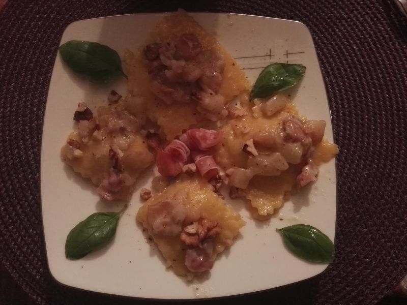 Ravioli z gorgonzolą, gruszką i szynką parmeńską  Ravioli z gorgonzolą, gruszką i szynką parmeńską