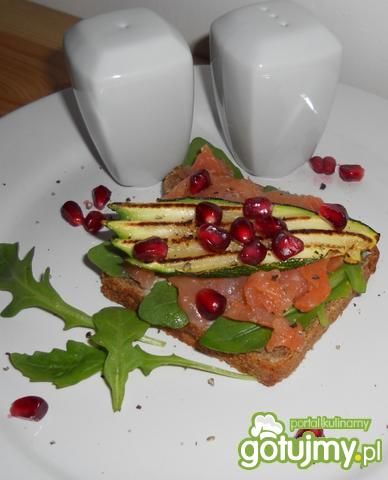 Razowa kanapka z wędzonym łososiem Razowa kanapka z wędzonym łososiem