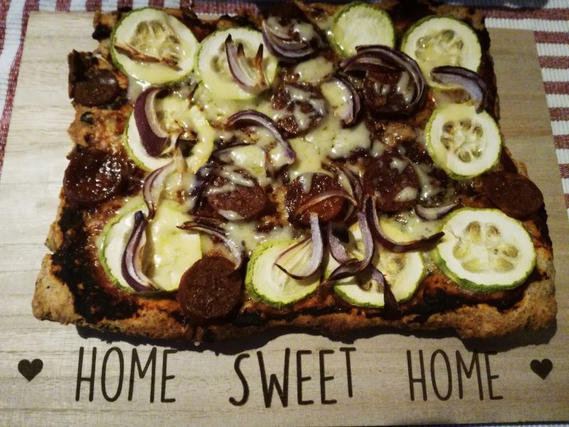 Razowa pizza z cukinią i chorizo Razowa pizza z cukinią i chorizo