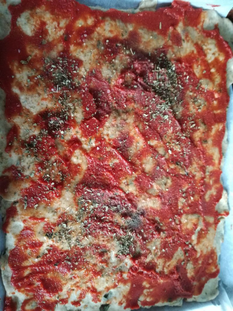 Razowa pizza z cukinią i chorizo