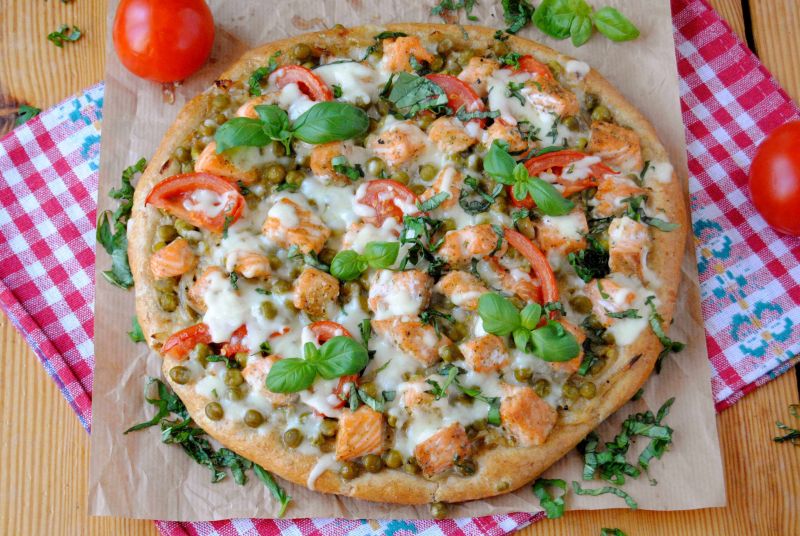 Razowa pizza z łososiem Razowa pizza z łososiem