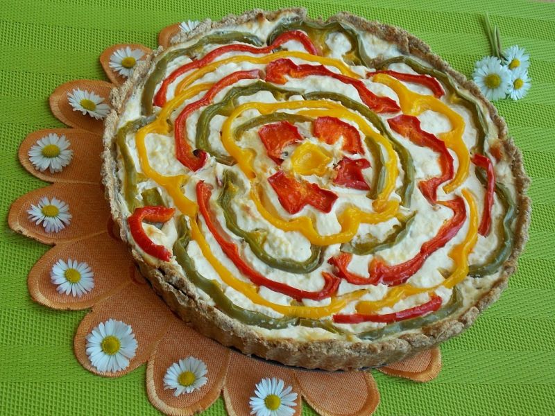Razowa tarta z wędzonym twarogiem i papryką