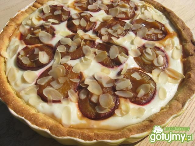 Razowa tarta ze śliwkami i serem