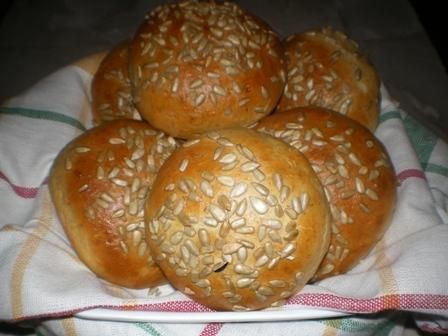 Razowe bułeczki ze słonecznikiem Razowe bułeczki ze słonecznikiem