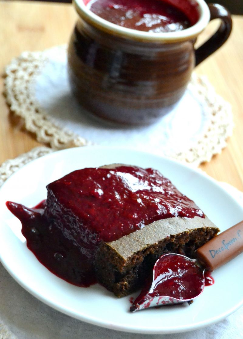 Razowe ciasto ze szpinakiem i owocowym sosem