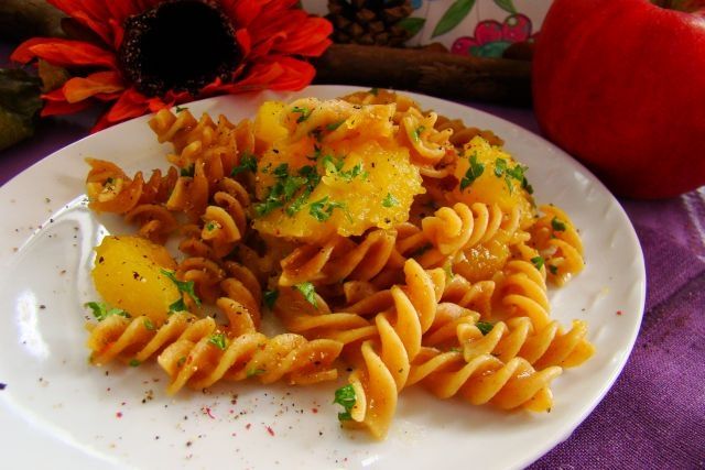 Razowe fusilli z dynią  Razowe fusilli z dynią