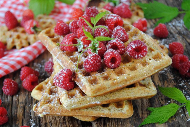 Razowe gofry z malinami Razowe gofry z malinami