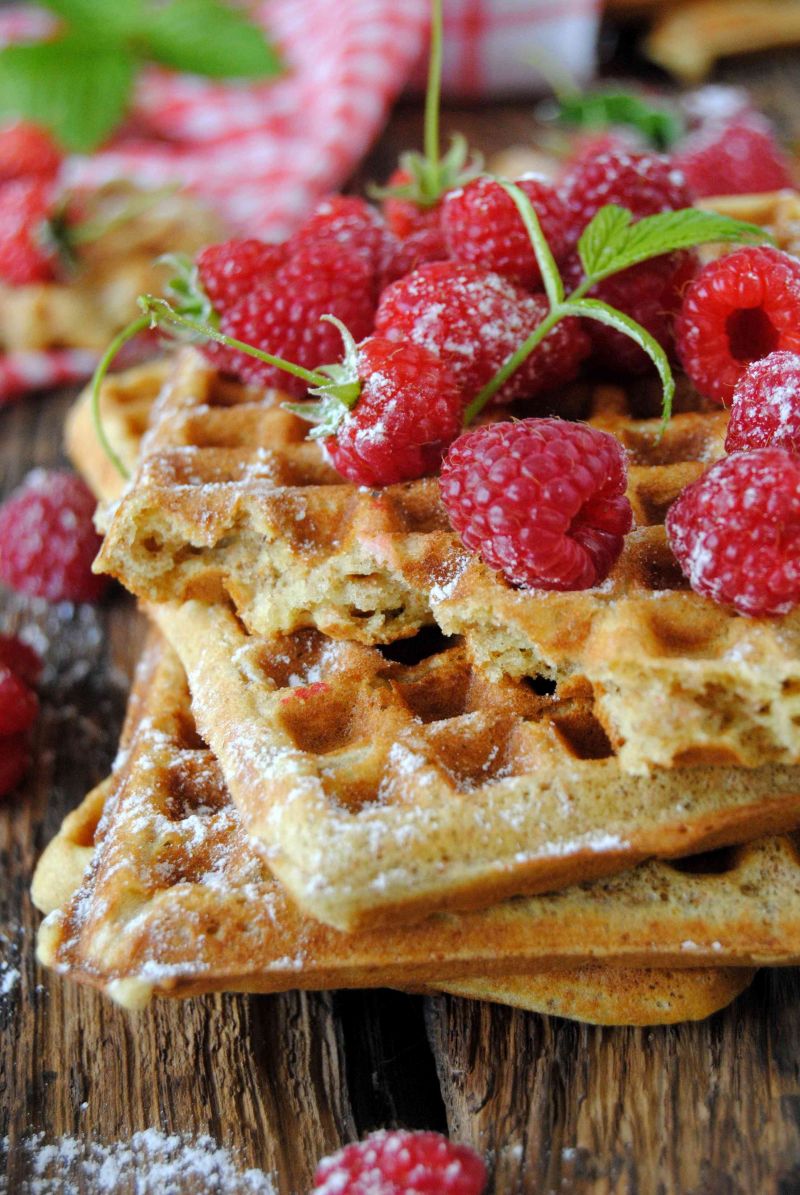 Razowe gofry z malinami Razowe gofry z malinami