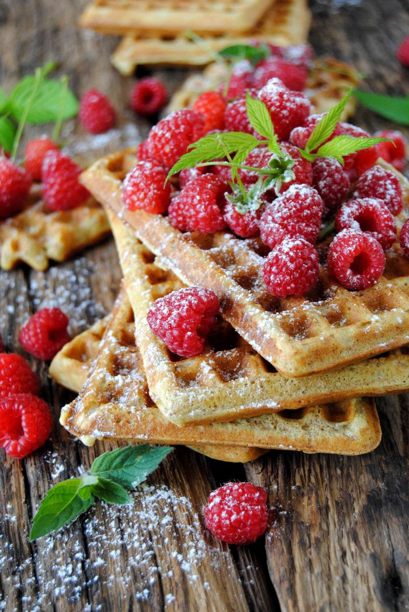 Razowe gofry z malinami Razowe gofry z malinami