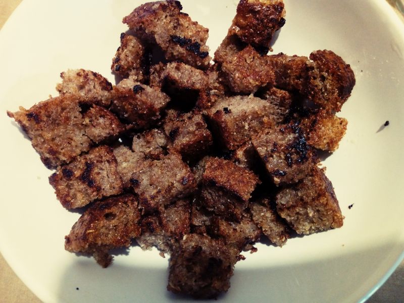 Razowe grzanki czosnkowe