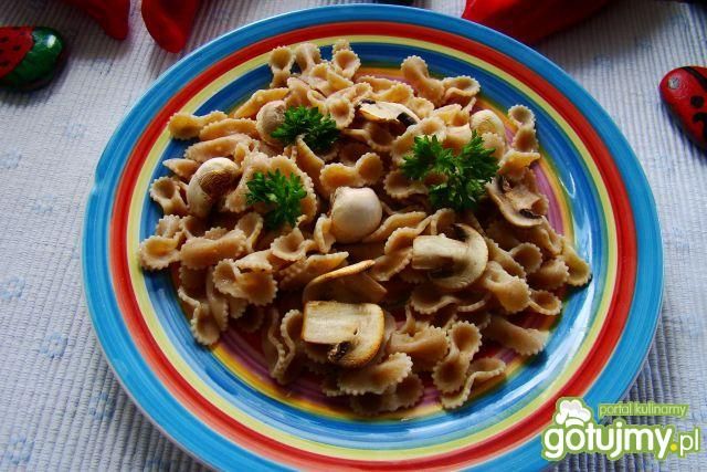 Razowe kokardki smażone pieczarkami  Razowe kokardki smażone pieczarkami