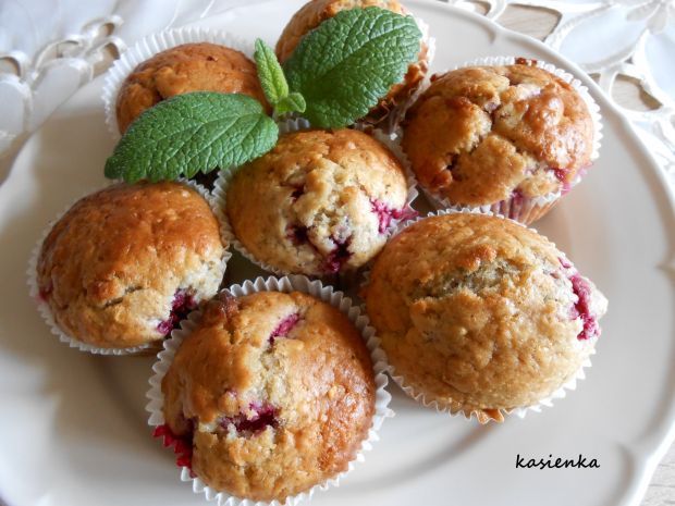 Razowe muffiny z malinami i białą czekoladą