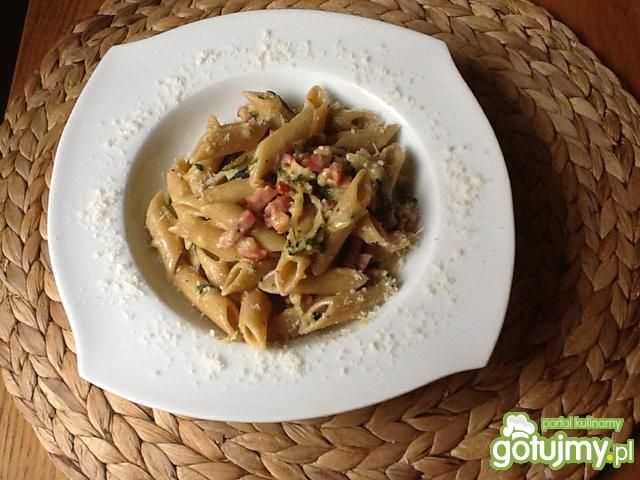 Razowe penne w sosie z cukinią i bczkiem Razowe penne w sosie z cukinią i bczkiem