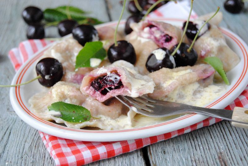 Razowe pierogi z czereśniami