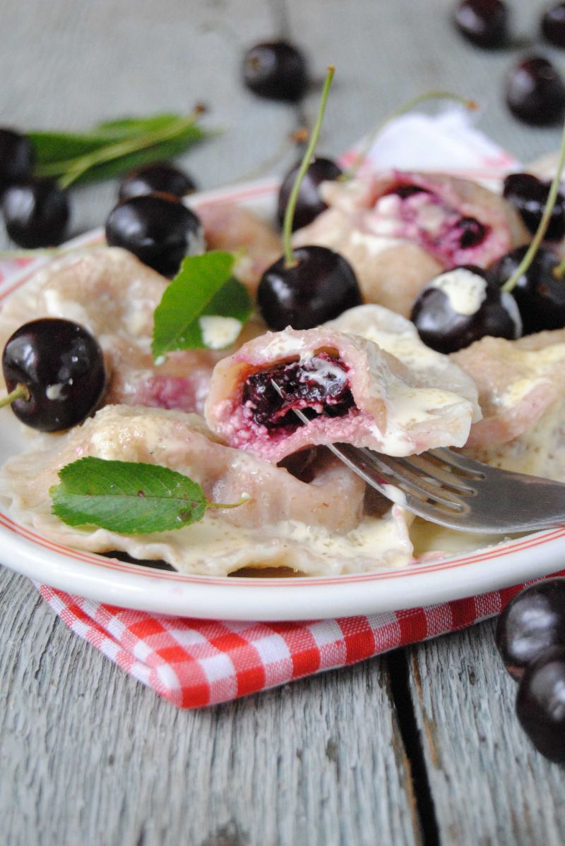 Razowe pierogi z czereśniami