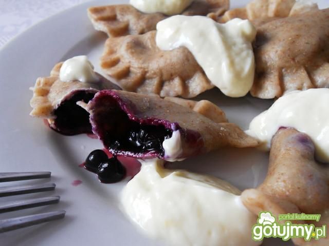 Razowe pierogi z jagodami