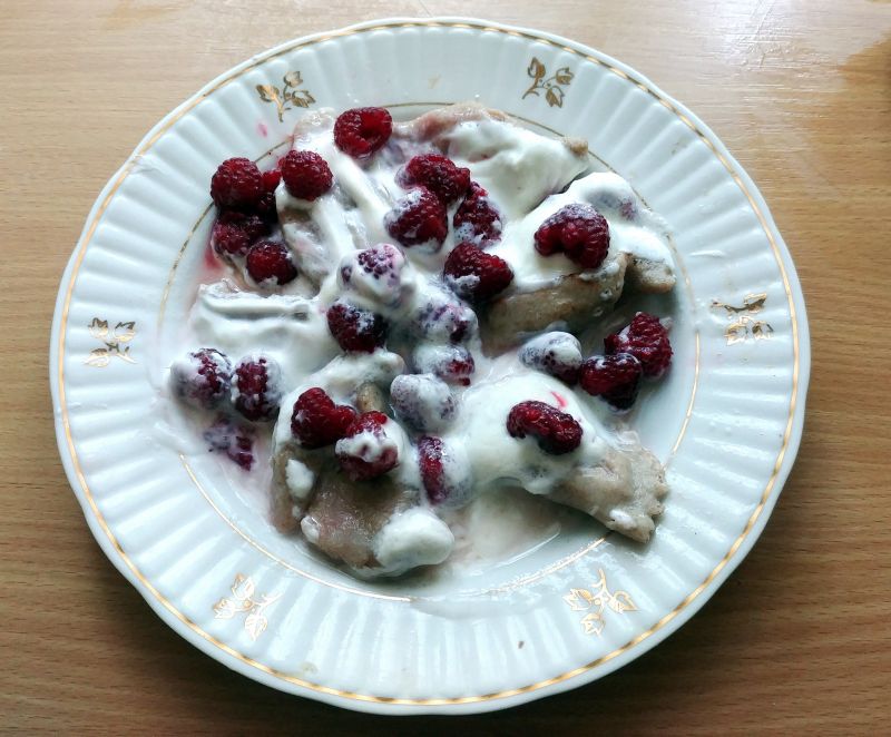 Razowe pierogi z malinami