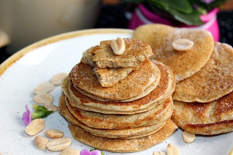 Razowe placuszki z masłem orzechowym Razowe placuszki z masłem orzechowym