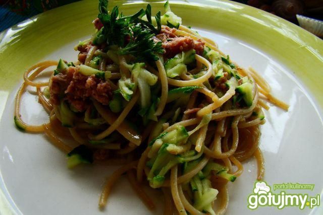 Razowe spaghetti  z cukinią i tuńczykiem