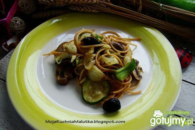 Razowe spaghetti z pieczarkami i oliwkam Razowe spaghetti z pieczarkami i oliwkam