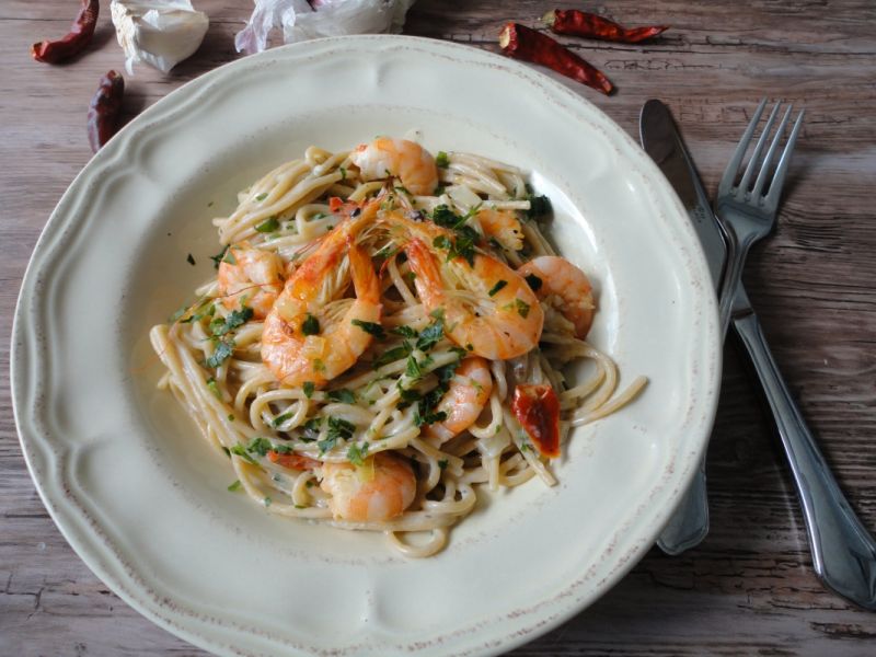 Razowe spaghetti z pikantnymi krewetkami