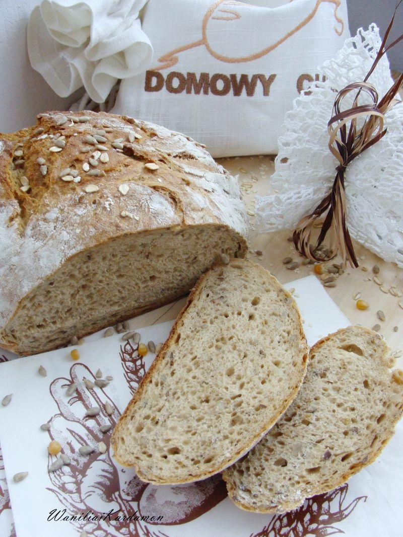 Razowiec na zakwasie z jaglanką i słonecznikiem