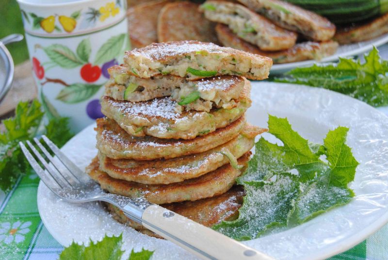 Razowo - cukiniowe racuszki  z kokosową nutą Razowo - cukiniowe racuszki  z kokosową nutą